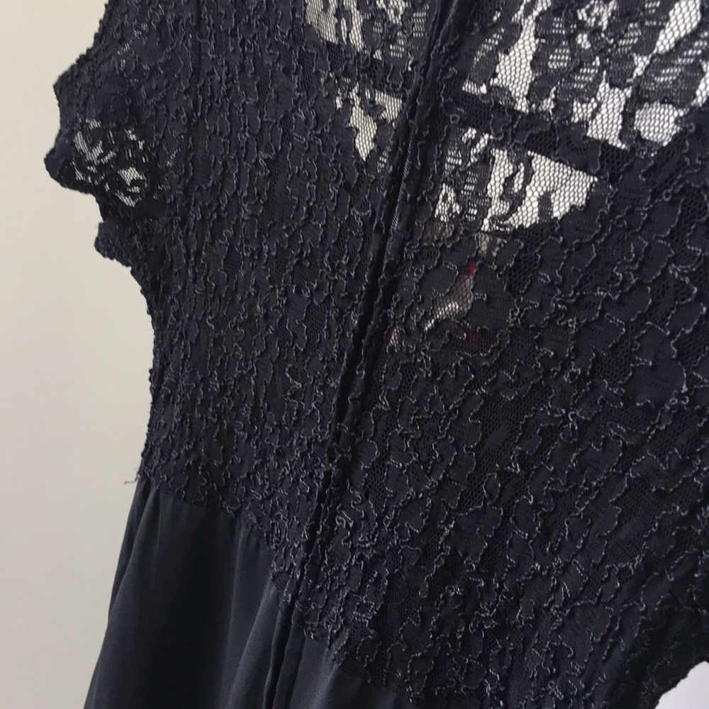 Long black dress with lace detail - Picture 4 of 7